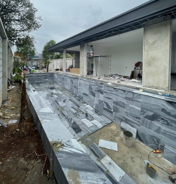 Đá ốp tự nhiên cao cấp khi thi công bể bơi