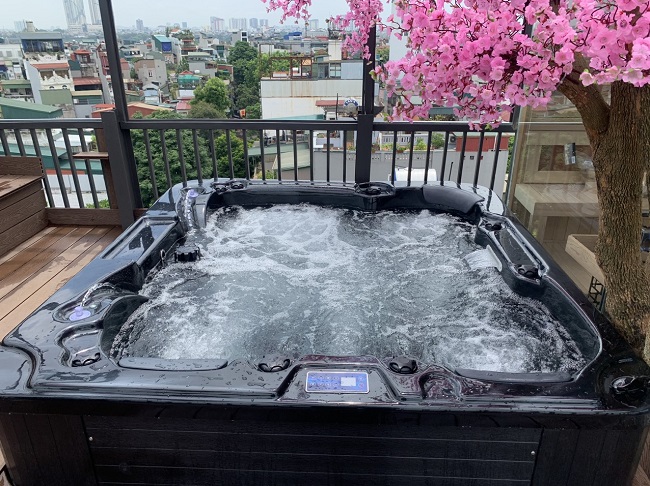 Hồ jacuzzi lắp đặt cho khách Hà Nội