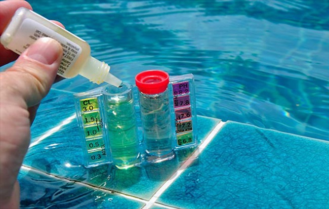 Test PH nước trong bể bơi mới thi công