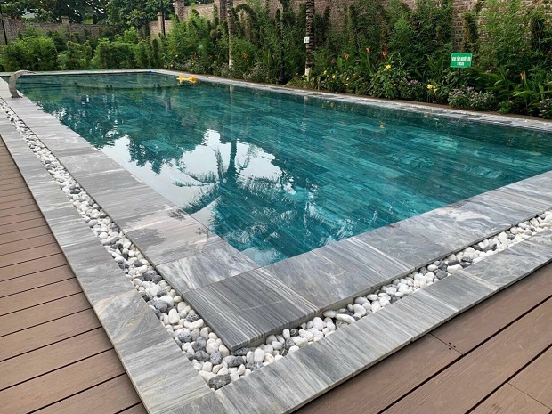 Bể bơi cao cấp thi công bằng gạch lát tự nhiên sọc dưa