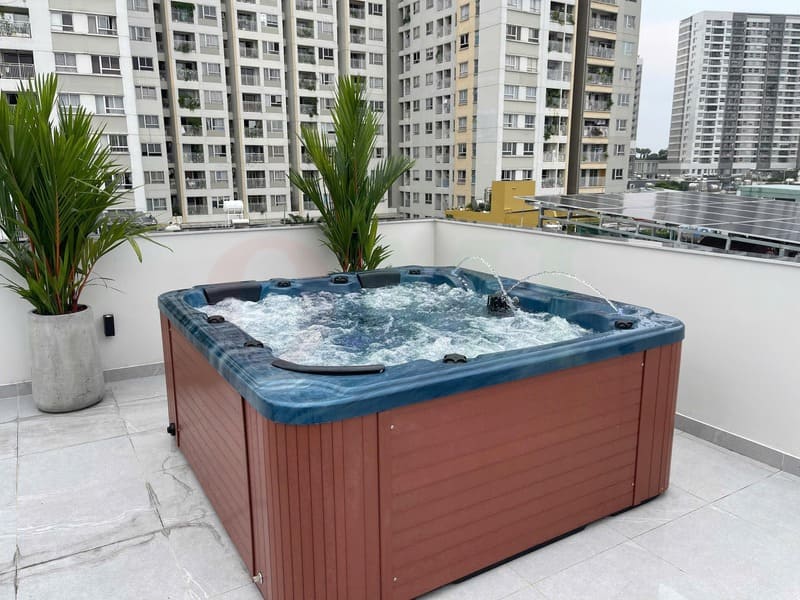 Anh Thạch kiểm tra và các tính năng hoạt động của hồ jacuzzi