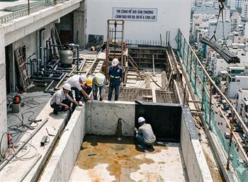 thi-cong-be-boi-tren-san-thuong